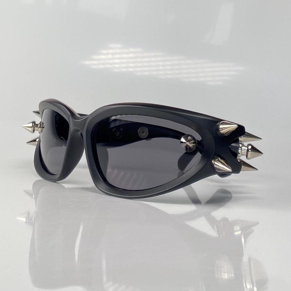 Punk style rivet cat-eye sunglasses