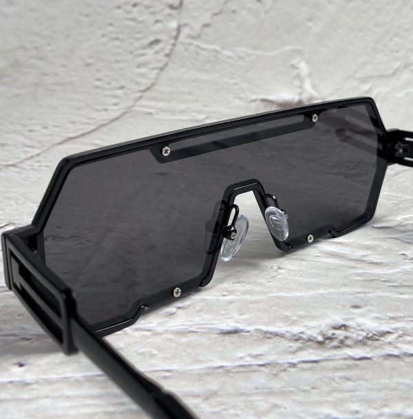 Futuristic large frame one-piece sunglasses - Image 2