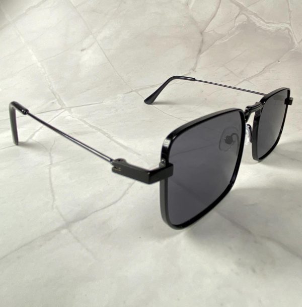 Trendy Metal Frame Sunglasses - Image 4